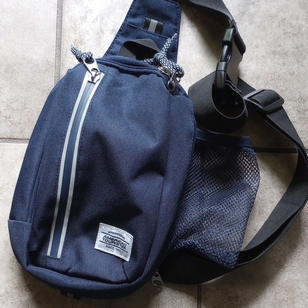 American Tourister Navy Blue Bright Up Sling Bag NWOT